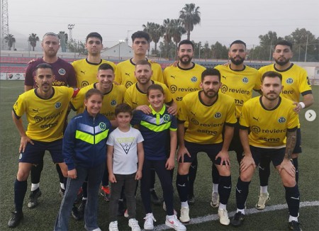 El FC Marbellí golea al Algarrobo para afianzarse en el liderato (4-0)