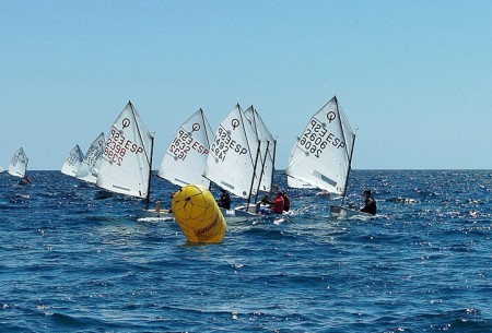 El levante es el gran protagonista en la prueba provincial de vela de Marbella