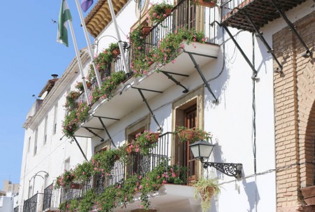 El PSOE pide a la alcaldesa de Marbella que aclare el exceso de horas extra