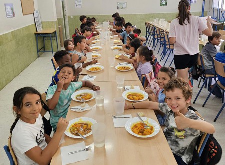 Más de 130 menores en riesgo de exclusión disfrutan en el campamento de Hidralia