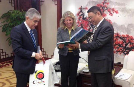 La alcaldesa de Marbella vuelve a China con el recuerdo de antiguas polémicas
