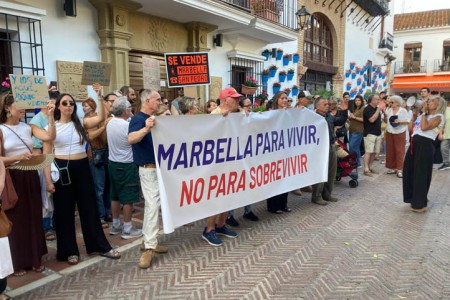 Tímida manifestación por el derecho a vivienda asequible en Marbella