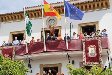 El pendón de Marbella luce en la víspera del día de San Bernabé
