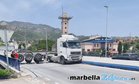 Caos en Marbella por el vuelco de un camión en la entrada desde Ojén