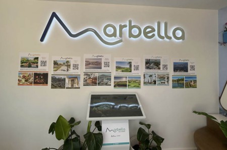 Marbella estrena una oficina de turismo inteligente en Puerto Banús