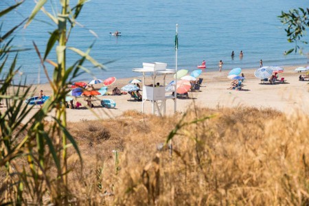 Diez rescates leves y seis moderados en las playas de Marbella en julio