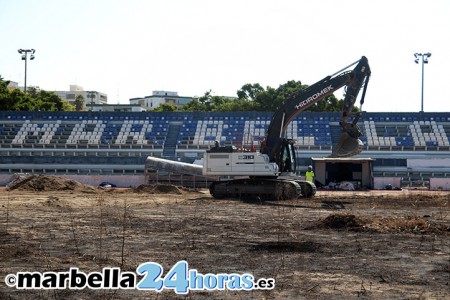 Las máquinas ya trabajan sobre el césped del futuro estadio del Marbella
