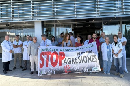 Insultan e intentan manosear a una médica en el Hospital Costa del Sol