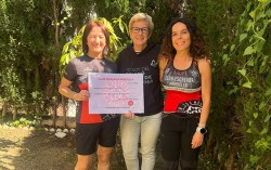 El Club Escalada Marbella entrega un cheque solidario a Piel de Mariposa