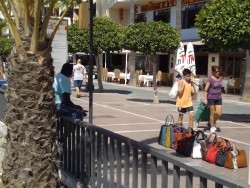 El Ayuntamiento de Marbella dice haber retirado 12.000 artículos al 'top manta'
