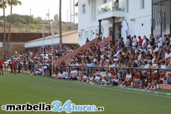 Marbella disfruta de las leyendas de España y se vuelca con Debra