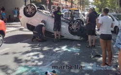 Un coche queda con las cuatro ruedas hacia arriba en el centro de Marbella